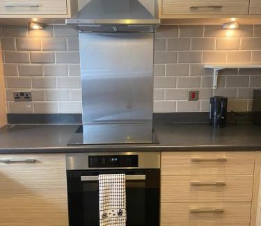 West Thurrock House | 4 Bed House - Sleeps 8 - Wifi - Parking