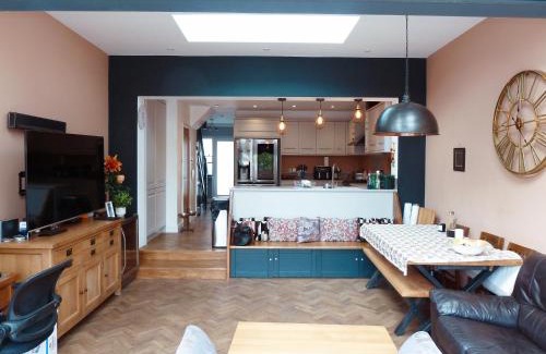 Whitton House | 4 bed house walking distance to Twickenham Rugby Ground and Whitton High St