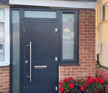 Whitton House | 4 bed house walking distance to Twickenham Rugby Ground and Whitton High St