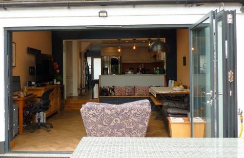 Whitton House | 4 bed house walking distance to Twickenham Rugby Ground and Whitton High St