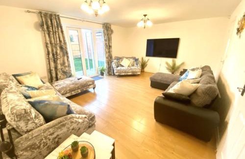Rugby House | 4 Bed House with Driveway Parking for 2 Cars - Rugby - Sleeps 10!