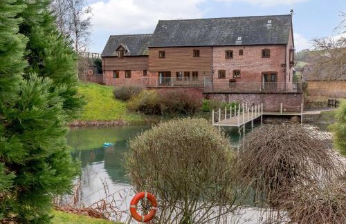 Newtown House | 4 Bed in Bettws Cedewain 86784