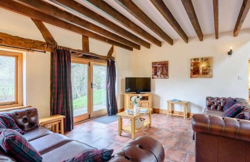 Newtown House | 4 Bed in Bettws Cedewain 86784