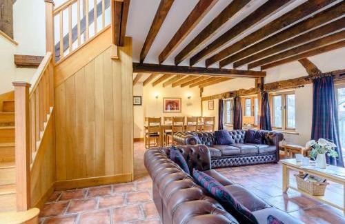 Newtown House | 4 Bed in Bettws Cedewain 86784