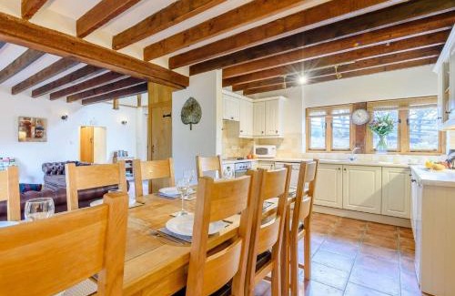 Newtown House | 4 Bed in Bettws Cedewain 86784