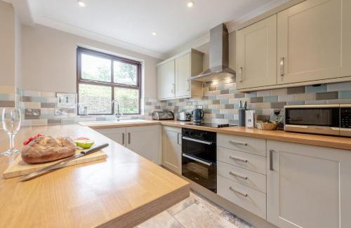 Llanfihangel-Ystrad House | 4 Bed in Dihewyd oc-f32351