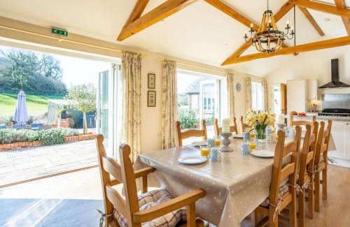 Dorchester House | 4 Bed in Dorchester 42204