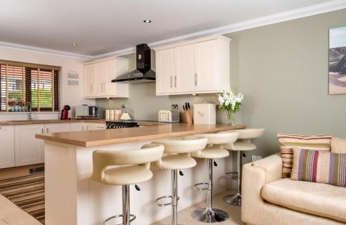 Cwm-twrch Isaf House | 4 Bed in Ystradgynlais BN343