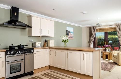 Cwm-twrch Isaf House | 4 Bed in Ystradgynlais BN343