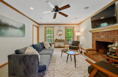 Cary House | 4 Bed, King Bed, Tvs ,Grill, Crib, Kids Essentials,Sleep Noise Machine,Bond Park