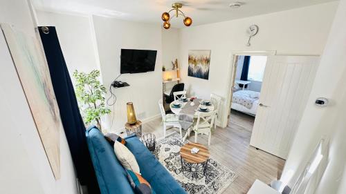 Newport House | 4 Bed Modern Home Close to City Center with Free on Street Parking Work Desk and Fast Internet