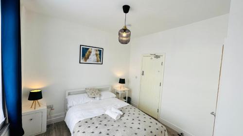 Newport House | 4 Bed Modern Home Close to City Center with Free on Street Parking Work Desk and Fast Internet