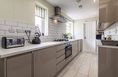 Beeston House | 4 Bed Terraced House in Beeston with Convenient City Centre Access