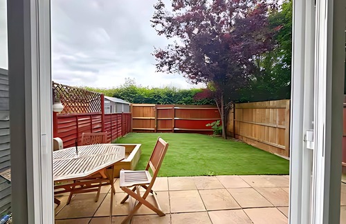 Eaton Socon House | 4 Bed Town House with free parking