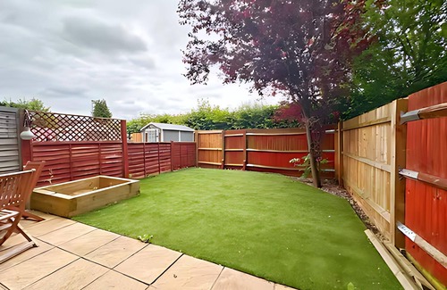 Eaton Socon House | 4 Bed Town House with free parking