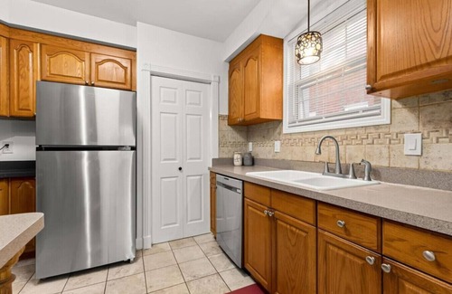 Dearborn House | 4 Bedroom 2 Bath Middle of it all Sleeps 8 plus