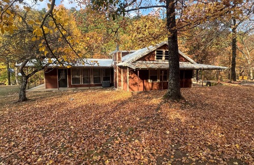 Board Camp Cabin | 4 bedroom/3 bath cabin, sleeps 17, Bear Den Cabin