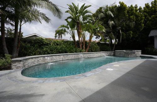 Orange House | 4 bedroom, 3 bathrooms Pool Home