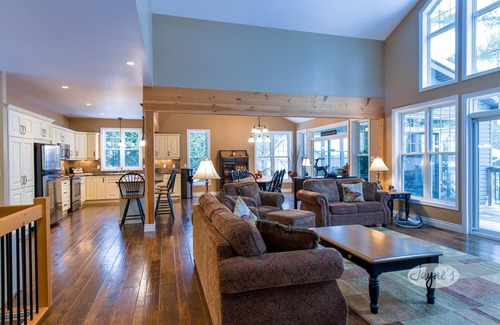 Bala Cottage | 4 bedroom, 4 bath, Quiet Butterfly Lake! Port Carling! Cozy & Spacious!