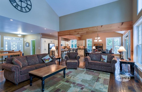 Bala Cottage | 4 bedroom, 4 bath, Quiet Butterfly Lake! Port Carling! Cozy & Spacious!