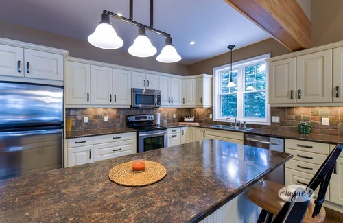 Bala Cottage | 4 bedroom, 4 bath, Quiet Butterfly Lake! Port Carling! Cozy & Spacious!