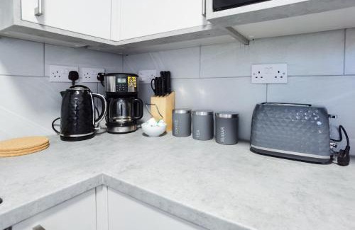 Newborough House | 4 Bedroom 4 Bathroom Contractor House with Secure Locks on Each Bedroom Managed by Your Lettings Short Lets & Serviced Accommodation Peterborough including FREE Parking and WiFi