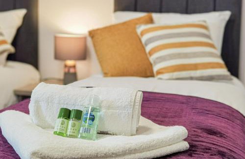 Newborough House | 4 Bedroom 4 Bathroom Contractor House with Secure Locks on Each Bedroom Managed by Your Lettings Short Lets & Serviced Accommodation Peterborough including FREE Parking and WiFi