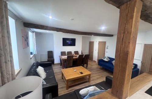 Builth Wells House | 4 Bedroom- 5 Bathroom Central Builth Townhouse