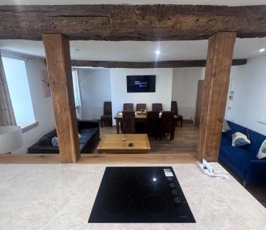 Builth Wells House | 4 Bedroom- 5 Bathroom Central Builth Townhouse