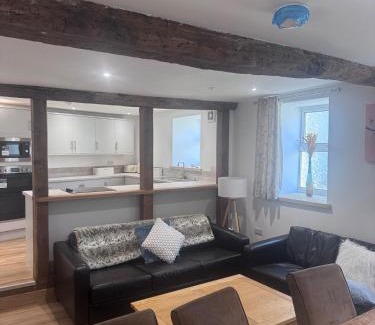 Builth Wells House | 4 Bedroom- 5 Bathroom Central Builth Townhouse