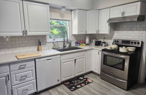 Calverton House | 4-bedroom 5 beds, Free parking, private entry,Free WI-FI Near Washington DC