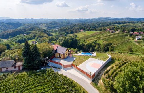 Cestica House | 4 bedroom accommodation in Cestica