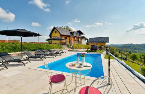 Cestica House | 4 bedroom accommodation in Cestica