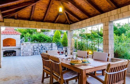 Gromaca House | 4 bedroom accommodation in Gromaca