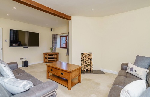 Newtown Cottage | 4 bedroom accommodation in Bwlch-y-ffridd, near Newtown
