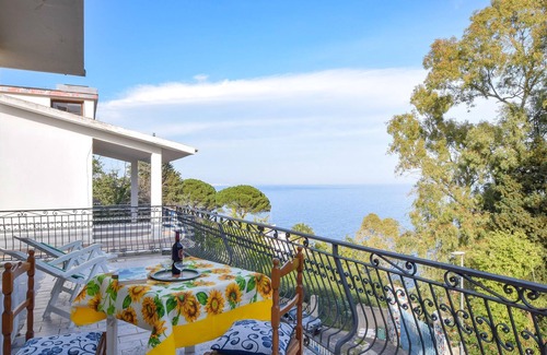 Santa Maria del Mare Torrazzo House | 4 bedroom accommodation in Stalettì