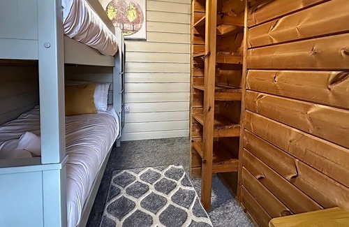 Edwinstowe Cabin | 4 bedroom accommodation in Sherwood Forest, Rufford