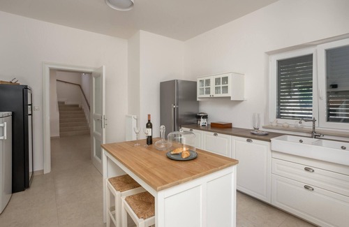 Barbat na Rabu House | 4 bedroom awesome home in Barbat
