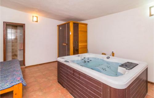 Muntic House | 4 Bedroom Awesome Home In Pula