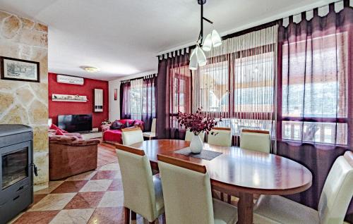Medvinjak Apartment | 4 Bedroom Beautiful Apartment In Korcula