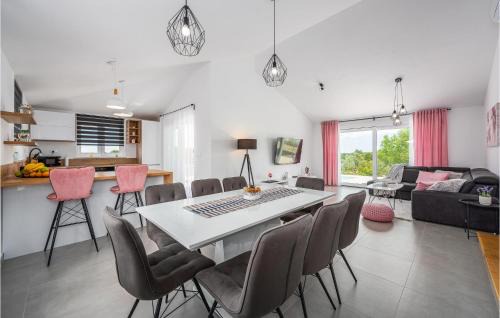 Orihi House | 4 Bedroom Beautiful Home In Barban
