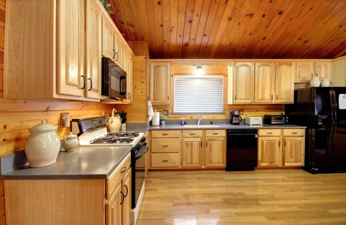 Big Bear Cabin | 4 Bedroom cabin, dog friendly with large private fenced yard and EV charger
