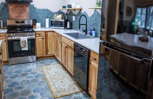 Altamont Cabin | 4-bedroom cabin in beautiful Newland with AC, Heat and WiFi. Enjoy nature