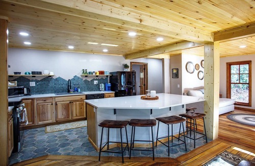 Altamont Cabin | 4-bedroom cabin in beautiful Newland with AC, Heat and WiFi. Enjoy nature