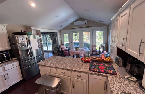 York House | 4 Bedroom Colonial, Hot Tub, Pool and Treehouse