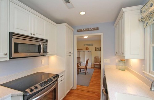 Tarpon Pond Cottage | 4 bedroom cottage close to the beach!