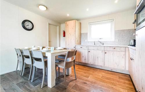 Heinkenszand House | 4 Bedroom Cozy Home In Heinkenszand