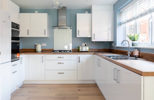 Bicester House | 4 Bedroom Detached House 5mins Walk to Shopping Village