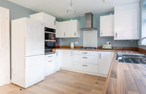 Bicester House | 4 Bedroom Detached House 5mins Walk to Shopping Village