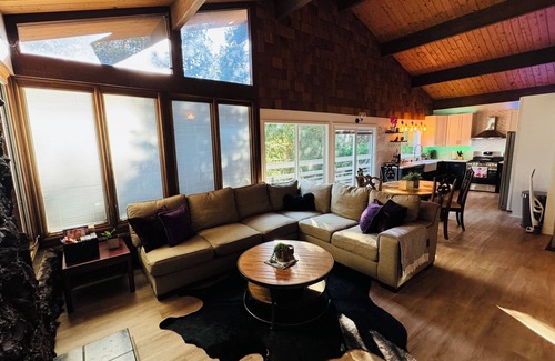 Crestline Cabin | 4 Bedroom Family Cabin 5 min stroll to Lake Gregory!